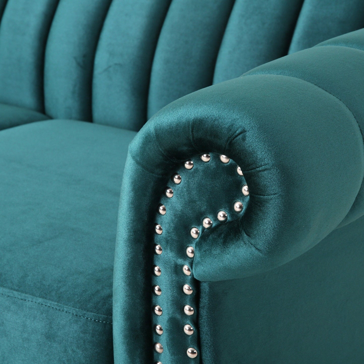 Tealfarbenes Chesterfield-Sofa mit Nagelköpfen und Beinen aus Birkenholz