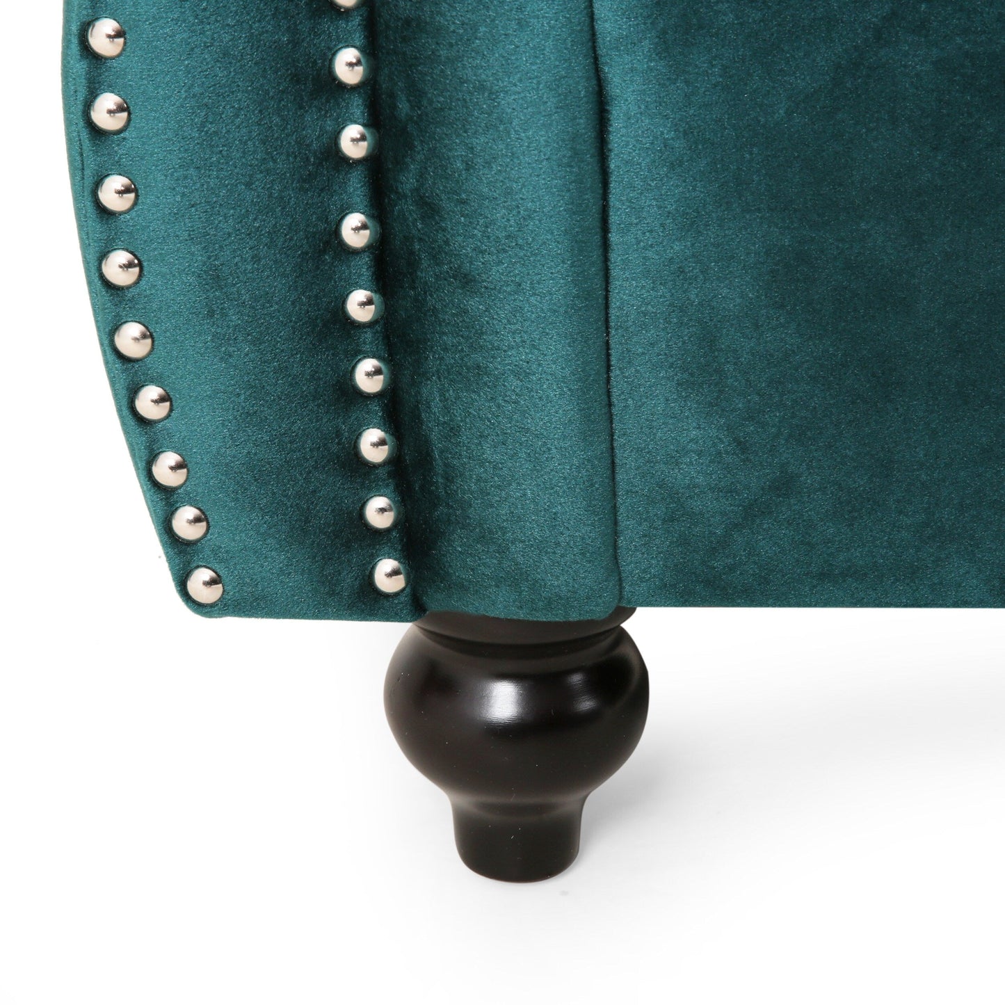 Tealfarbenes Chesterfield-Sofa mit Nagelköpfen und Beinen aus Birkenholz