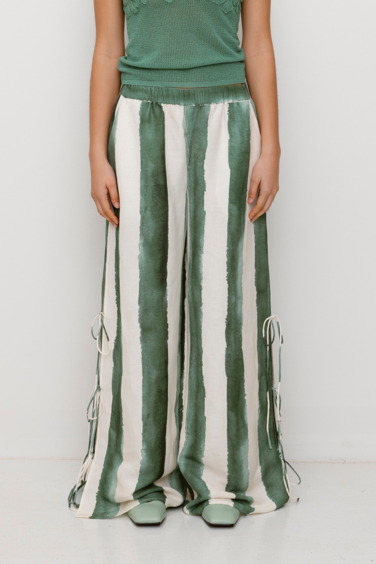 Havana Hose mit weitem Bein – Salbeigrün gestreift