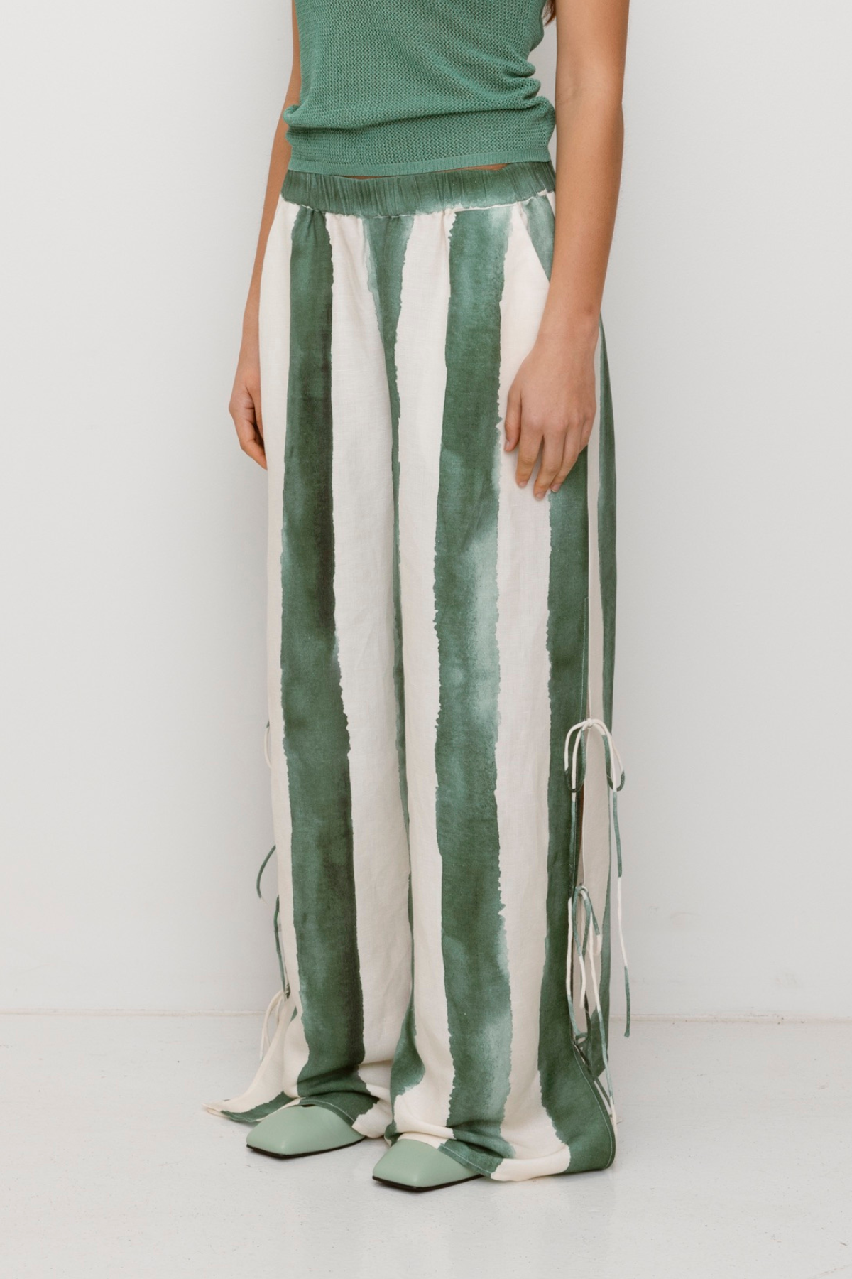 Havana Hose mit weitem Bein – Salbeigrün gestreift