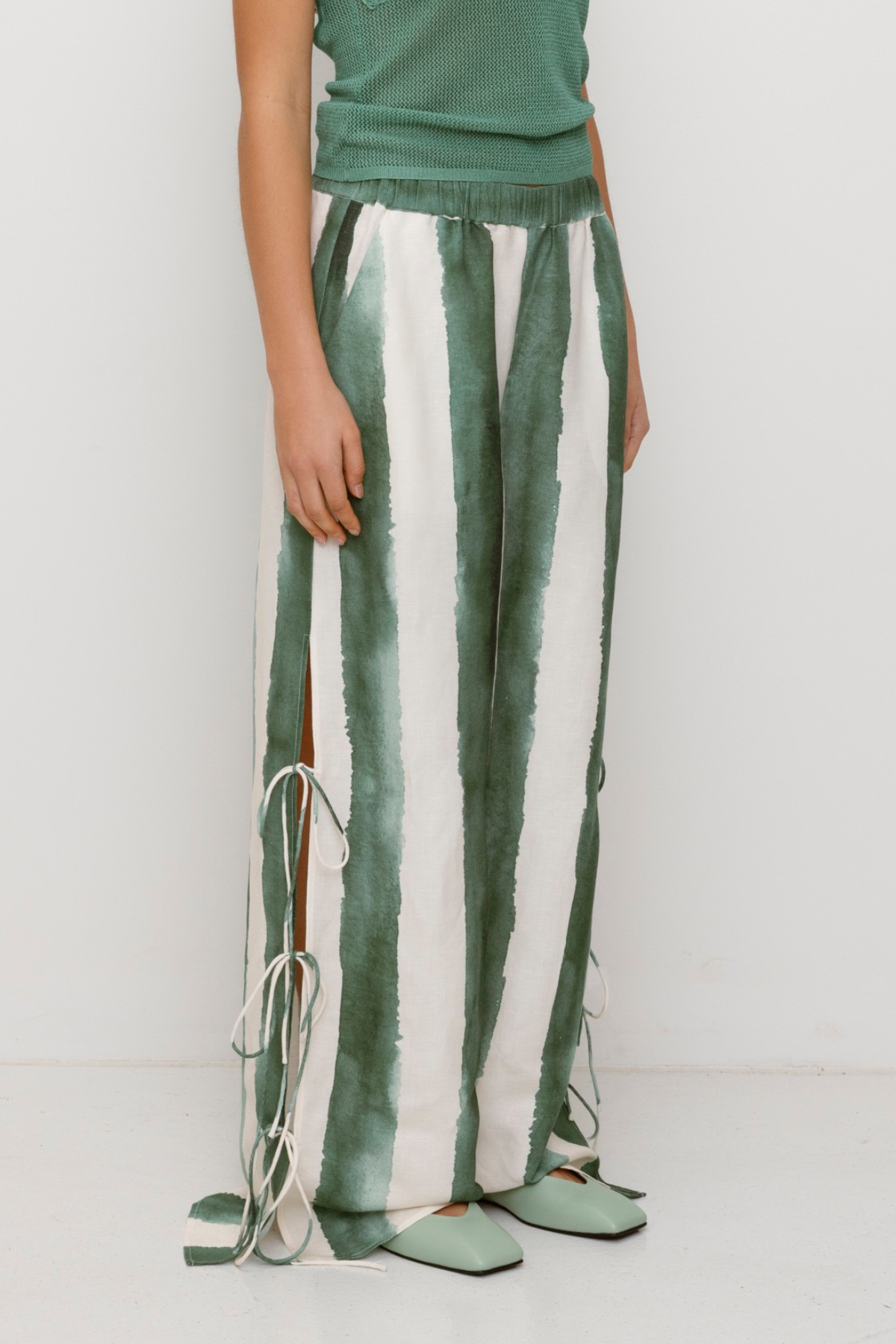 Havana Hose mit weitem Bein – Salbeigrün gestreift