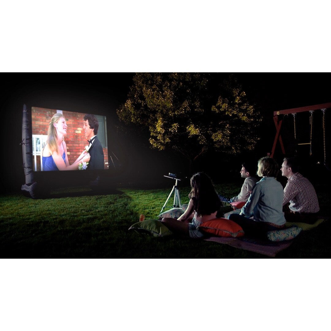 Total HomeFX 1500 Lumen Outdoor-Kino-Set mit aufblasbarer Leinwand