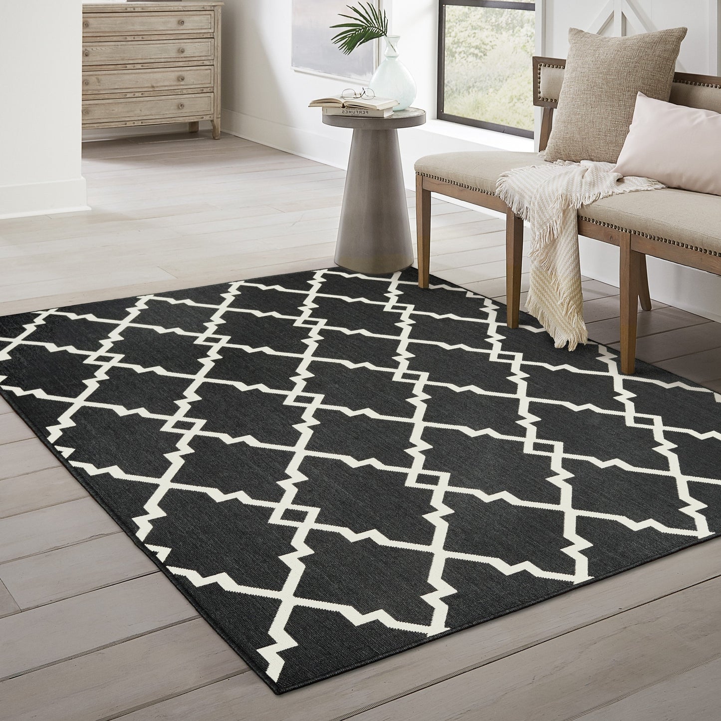 Vista Home Malta Lattice Schwarz/Off-White Teppich für drinnen und draußen.