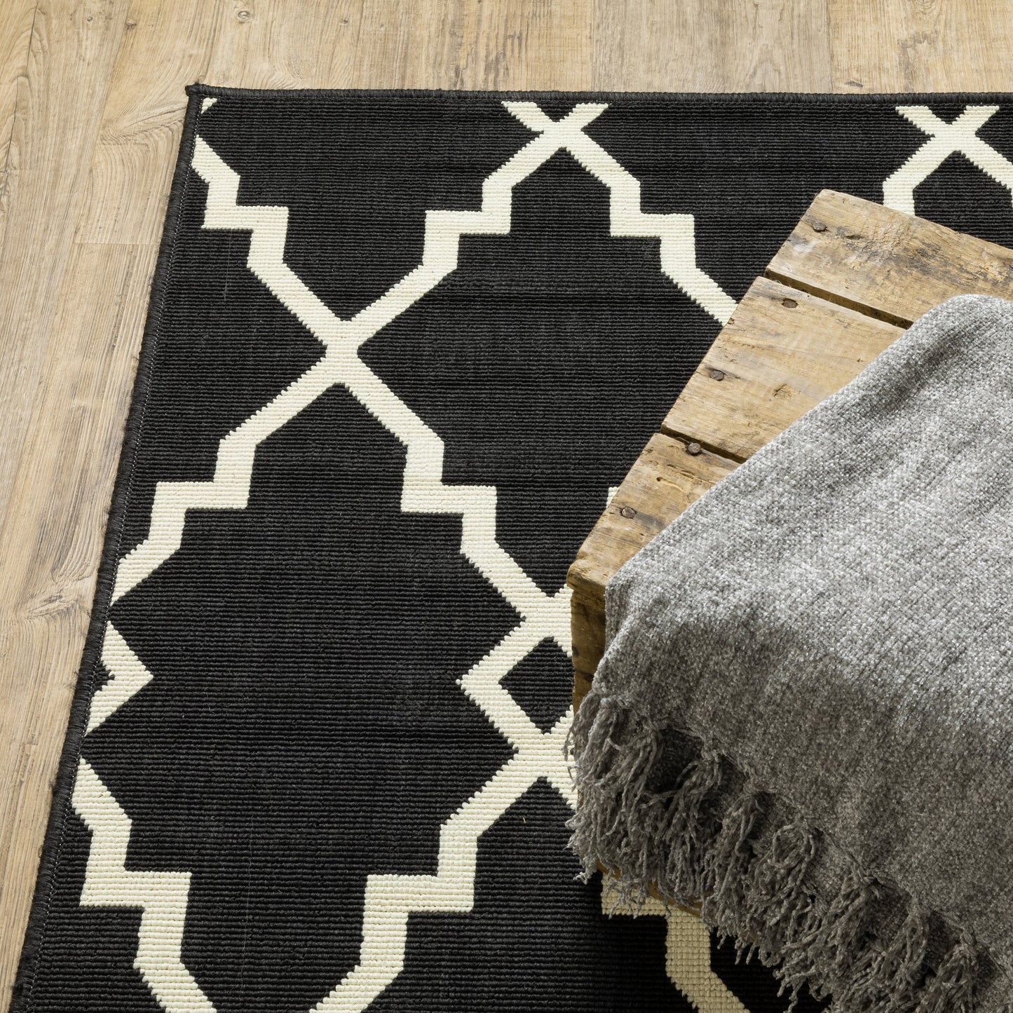 Vista Home Malta Lattice Schwarz/Off-White Teppich für drinnen und draußen.