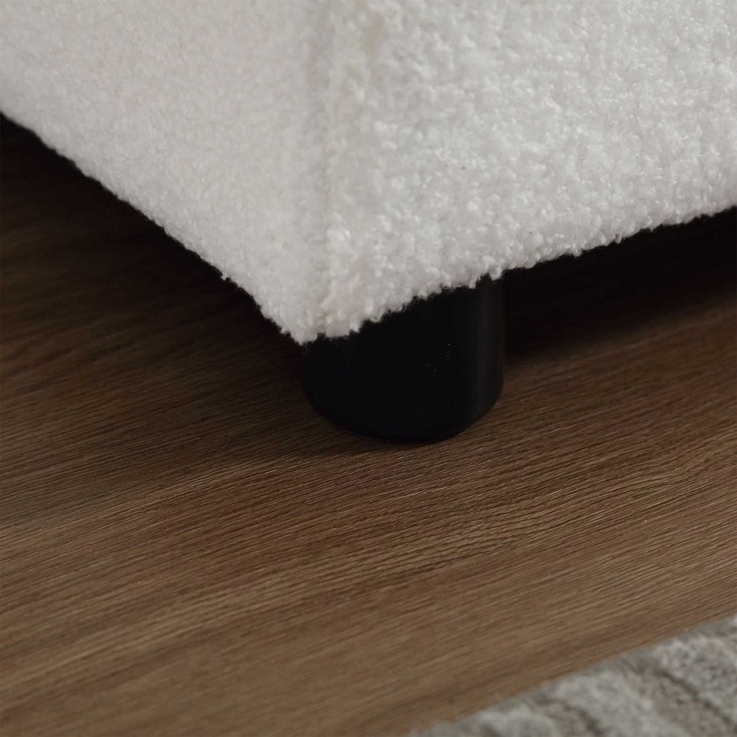 Weißes 244 cm großes 2-Sitzer-Sofa aus Stoff mit Knopfheftung, bequemer und stabiler Rahmen für Wohnzimmer und Wohnung
