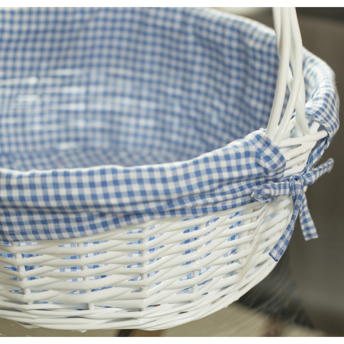 Weißer, runder Geschenkkorb aus Weide mit Gingham-Innenfutter und Griff