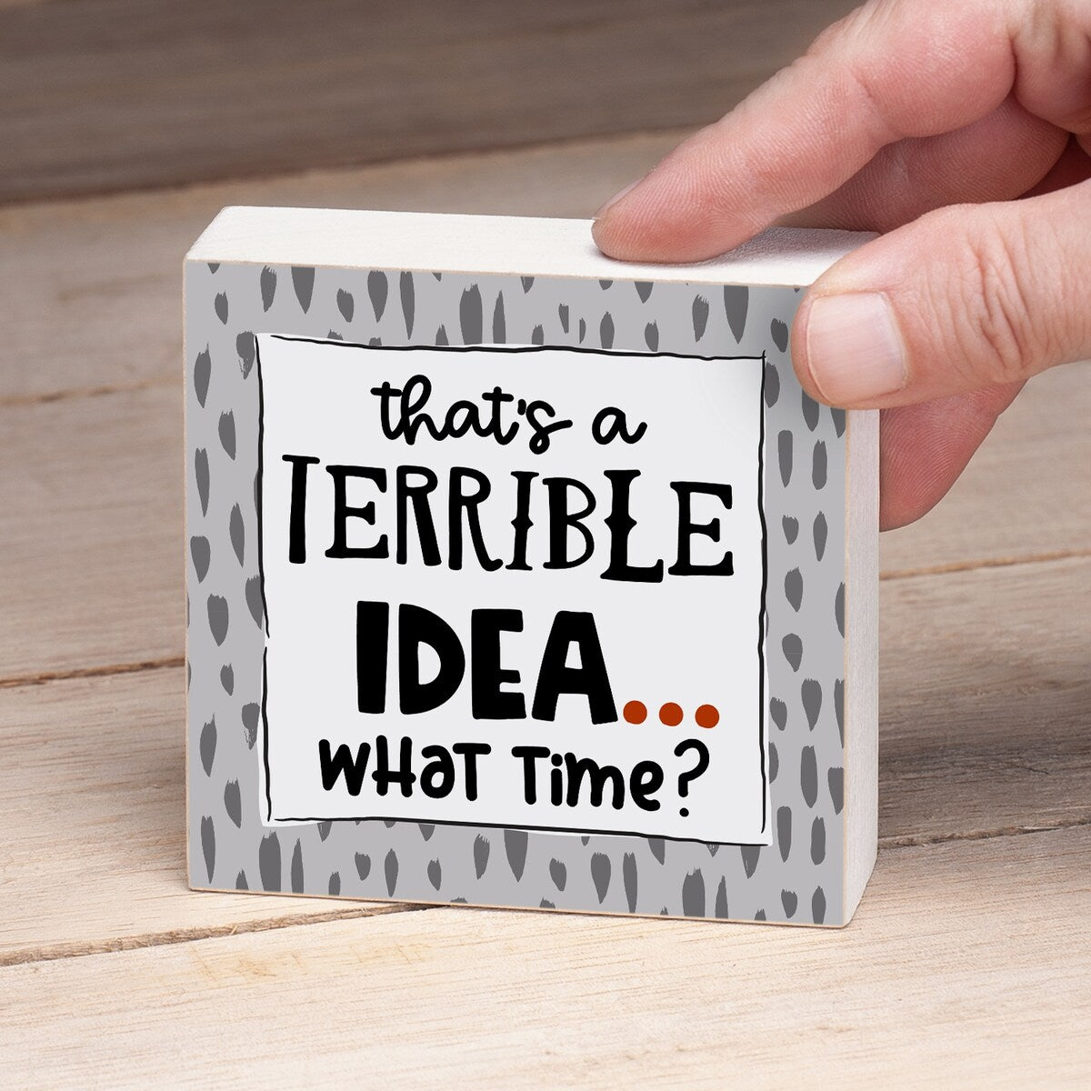 Holzblock-Dekorschild mit der Botschaft „Terrible Idea“, 9,5 cm im Quadrat, hergestellt in den USA – Multi-49