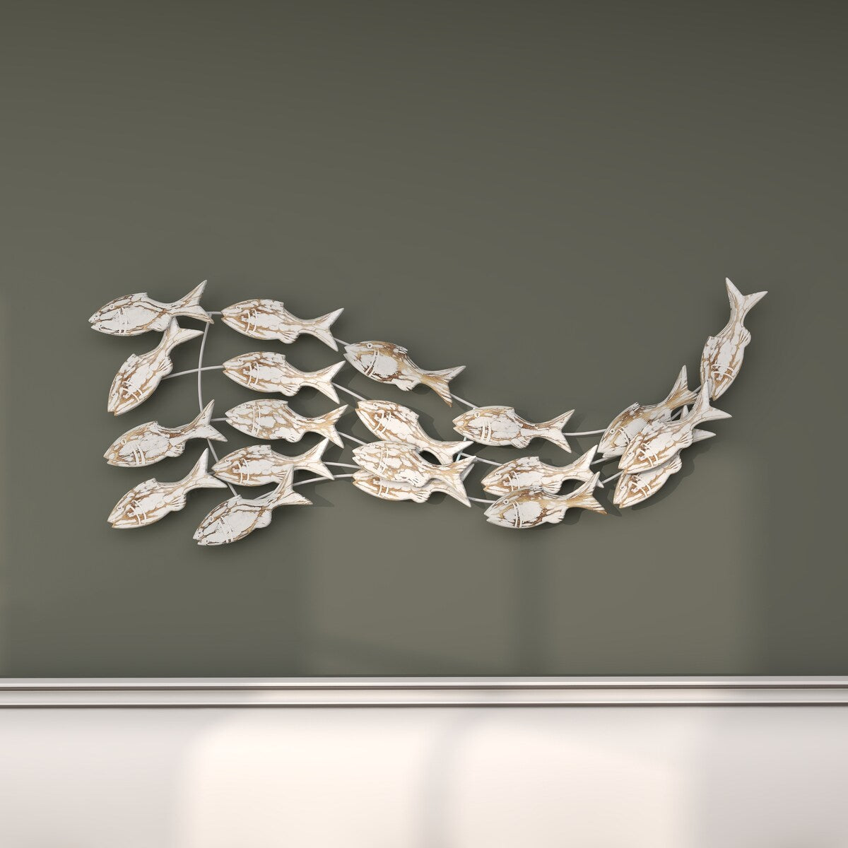 Holzfisch, handgefertigt, schwimmend, Wanddekoration für Zuhause, mit brauner Beunruhigung – Weiß – Roche River Decor