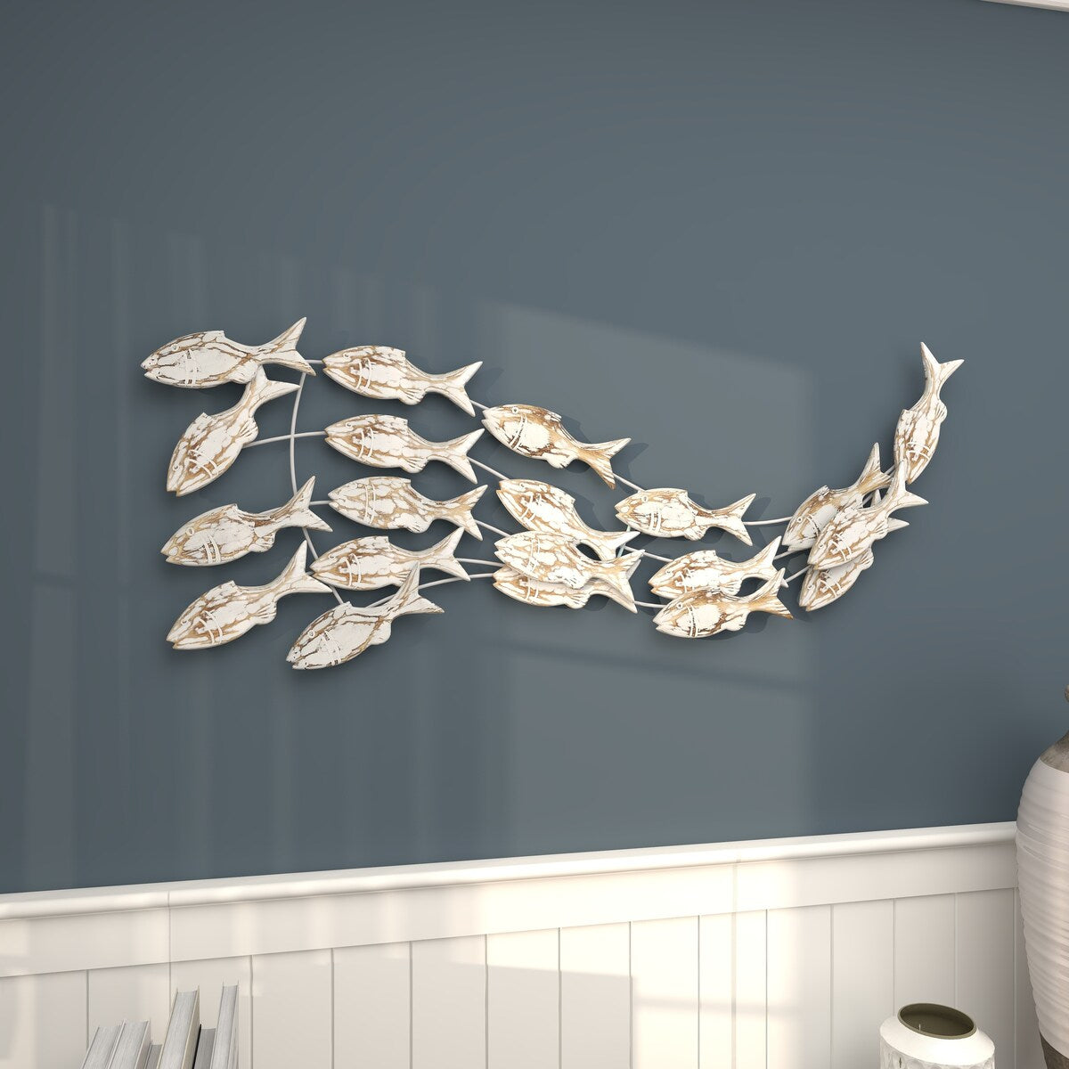 Holzfisch, handgefertigt, schwimmend, Wanddekoration für Zuhause, mit brauner Beunruhigung – Weiß – Roche River Decor