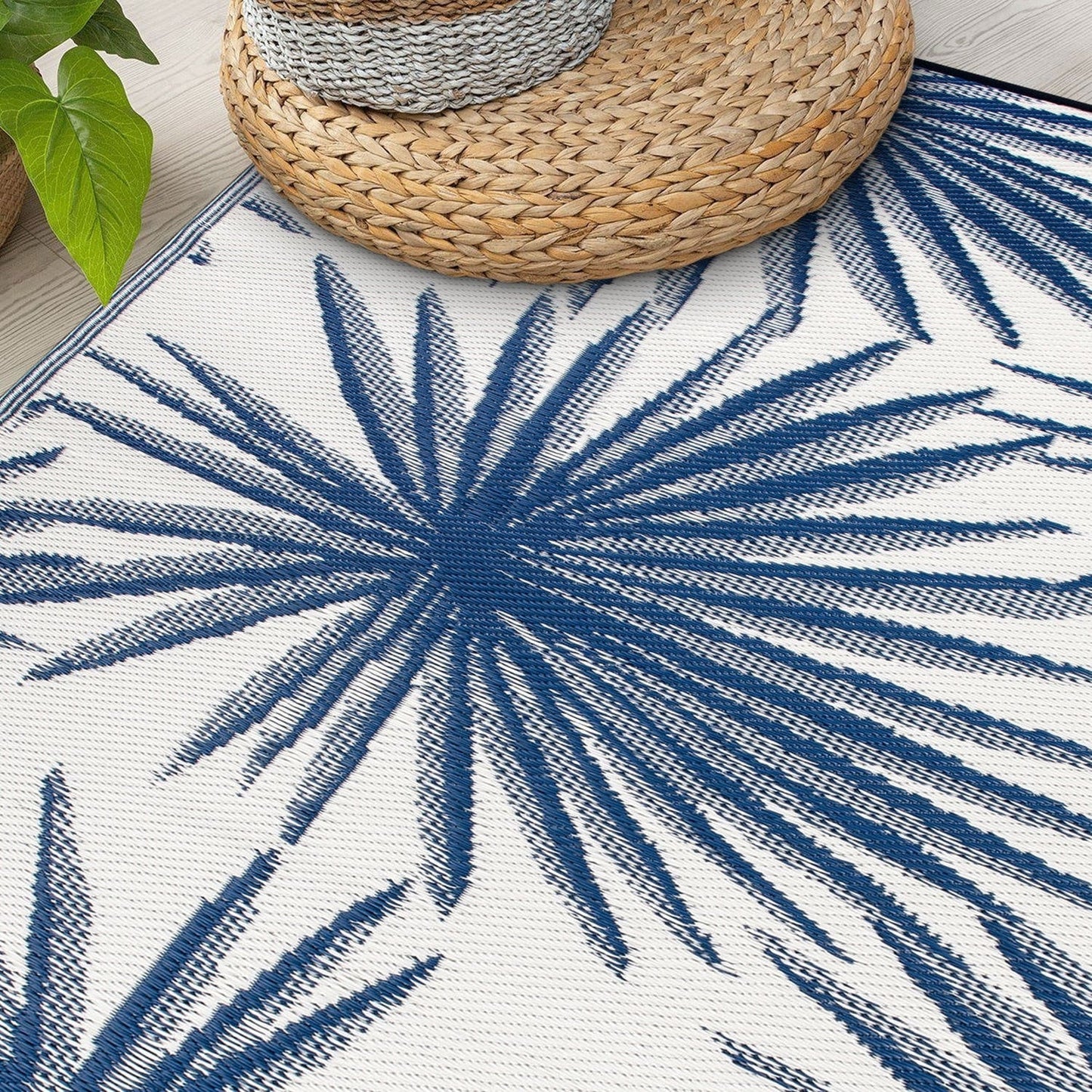 World Rug Gallery – Wendbare Outdoor-Teppiche aus recyceltem Kunststoff mit Blumenmuster und tropischem Muster