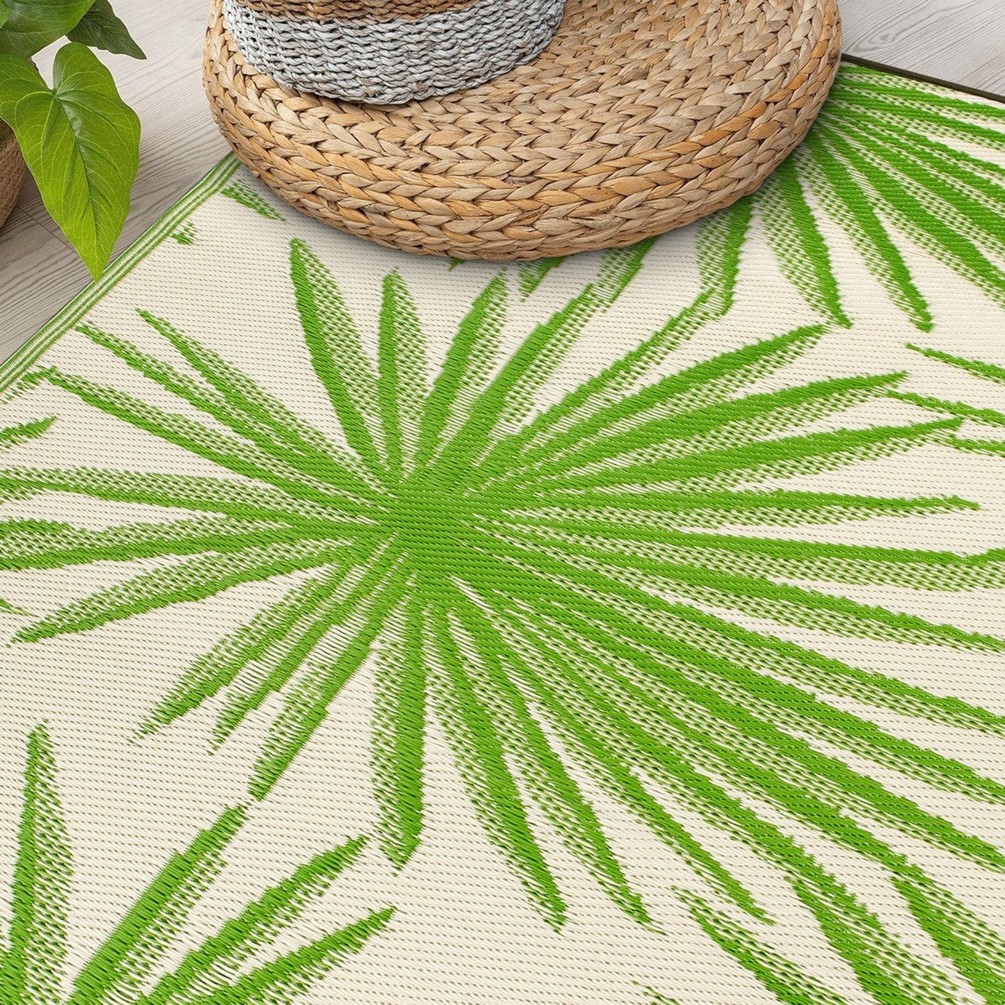 World Rug Gallery – Wendbare Outdoor-Teppiche aus recyceltem Kunststoff mit Blumenmuster und tropischem Muster