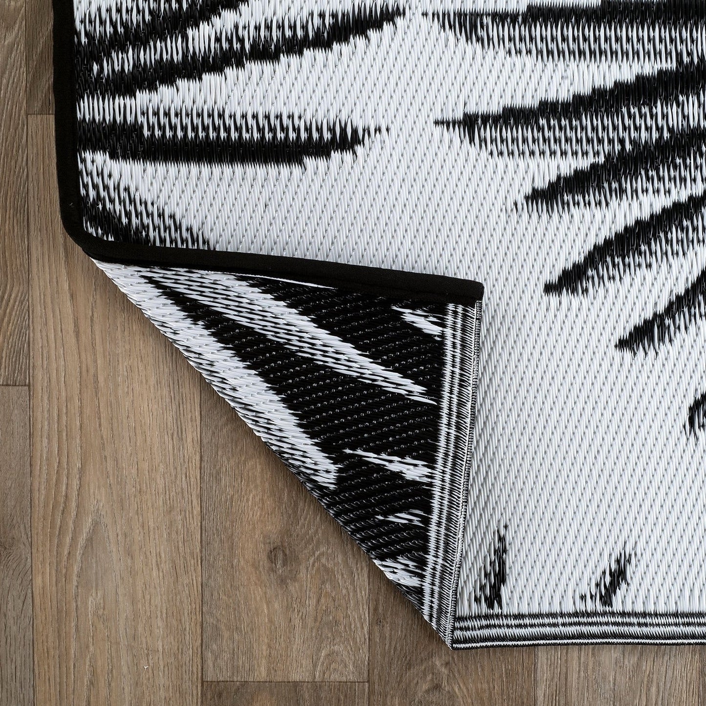 World Rug Gallery – Wendbare Outdoor-Teppiche aus recyceltem Kunststoff mit Blumenmuster und tropischem Muster