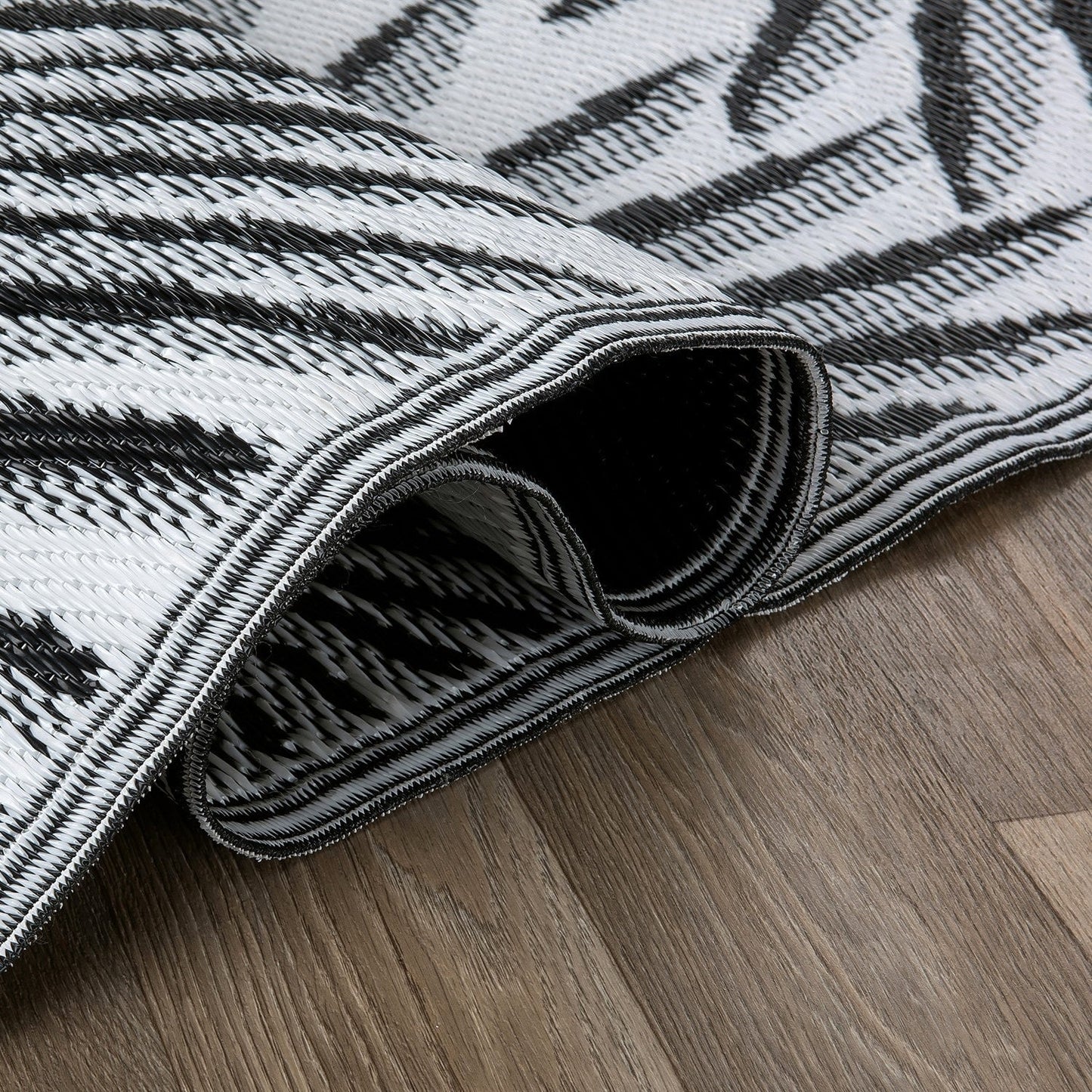 World Rug Gallery – Wendbare Outdoor-Teppiche aus recyceltem Kunststoff mit Blumenmuster und tropischem Muster