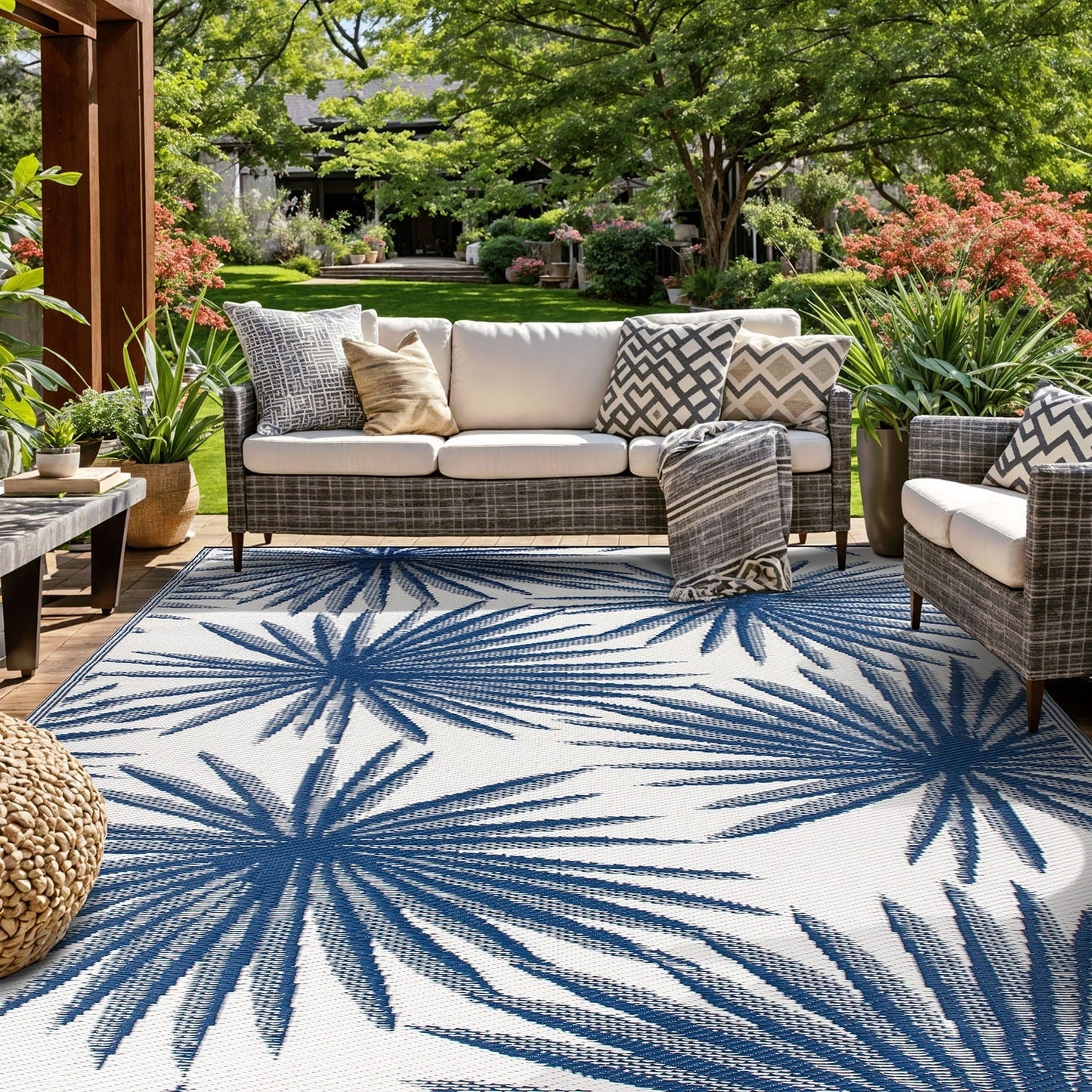World Rug Gallery – Wendbare Outdoor-Teppiche aus recyceltem Kunststoff mit Blumenmuster und tropischem Muster