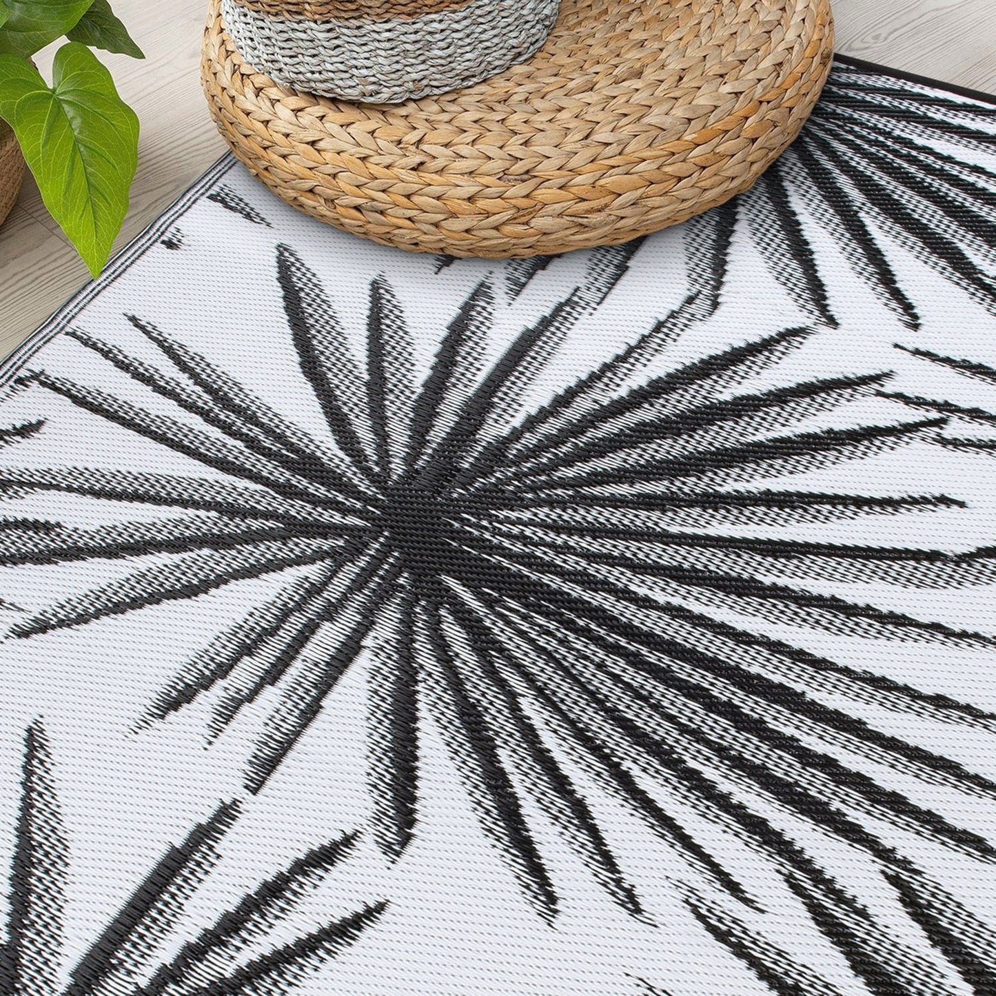World Rug Gallery – Wendbare Outdoor-Teppiche aus recyceltem Kunststoff mit Blumenmuster und tropischem Muster