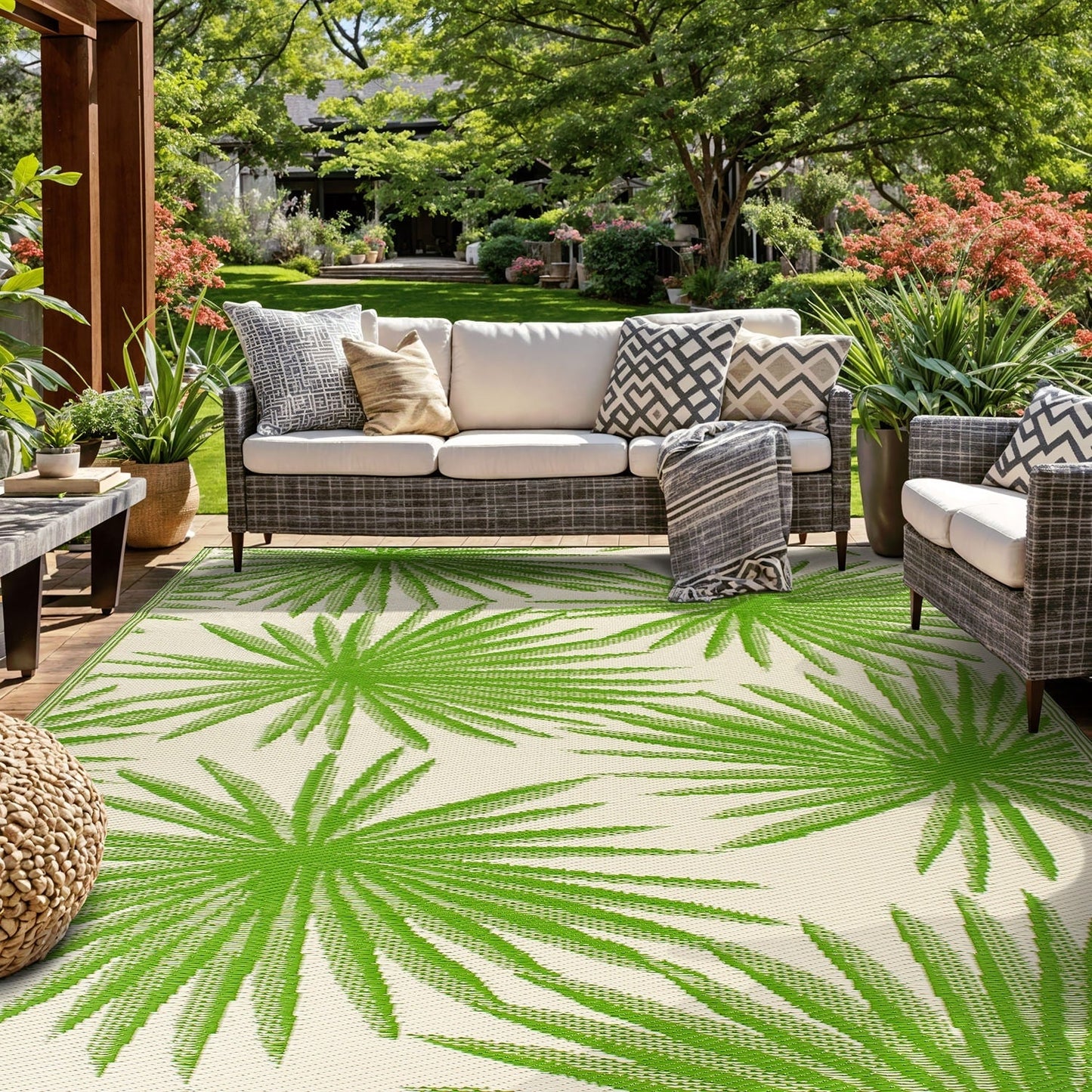 World Rug Gallery – Wendbare Outdoor-Teppiche aus recyceltem Kunststoff mit Blumenmuster und tropischem Muster