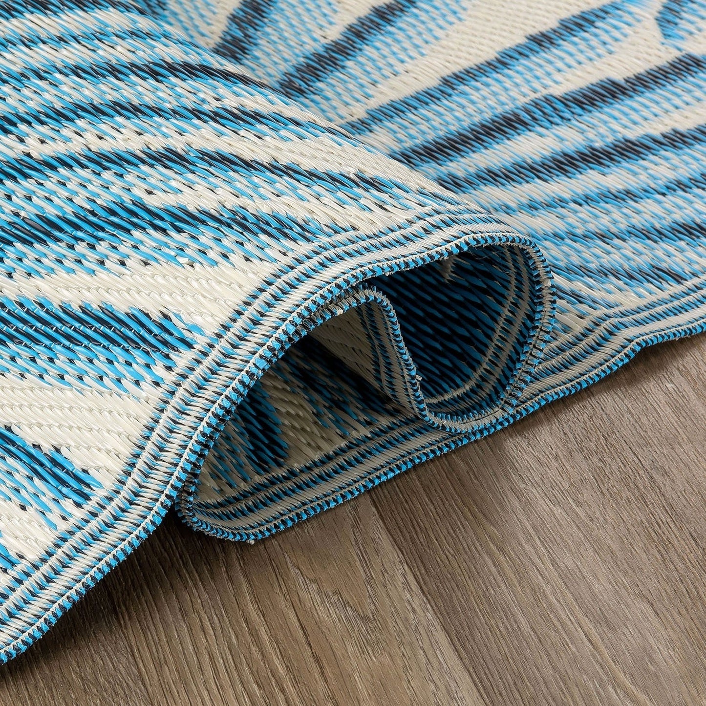 World Rug Gallery – Wendbare Outdoor-Teppiche aus recyceltem Kunststoff mit Blumenmuster und tropischem Muster