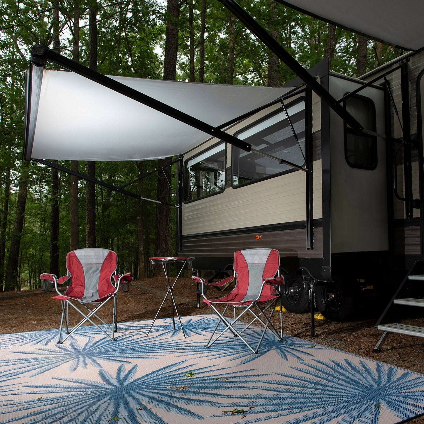 World Rug Gallery – Wendbare Outdoor-Teppiche aus recyceltem Kunststoff mit Blumenmuster und tropischem Muster