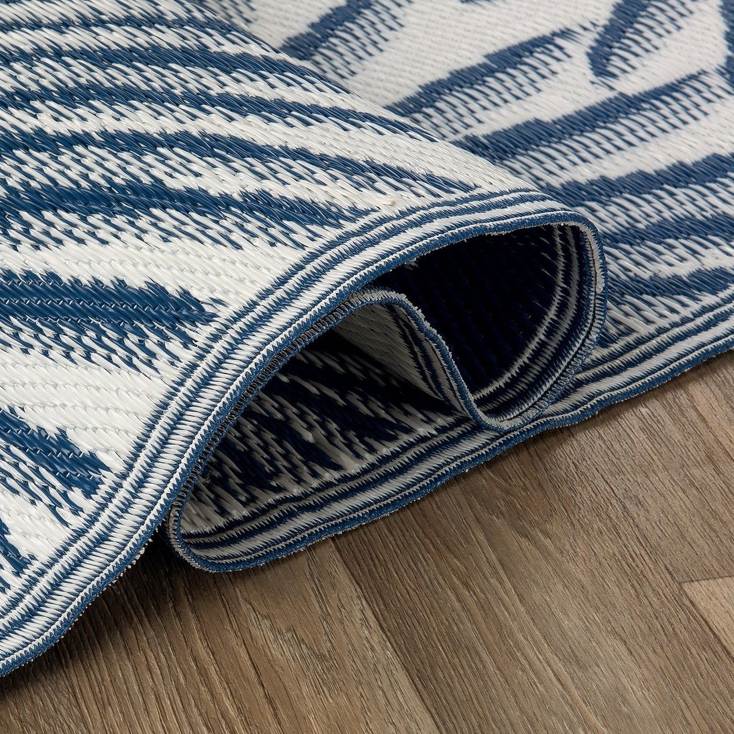 World Rug Gallery – Wendbare Outdoor-Teppiche aus recyceltem Kunststoff mit Blumenmuster und tropischem Muster