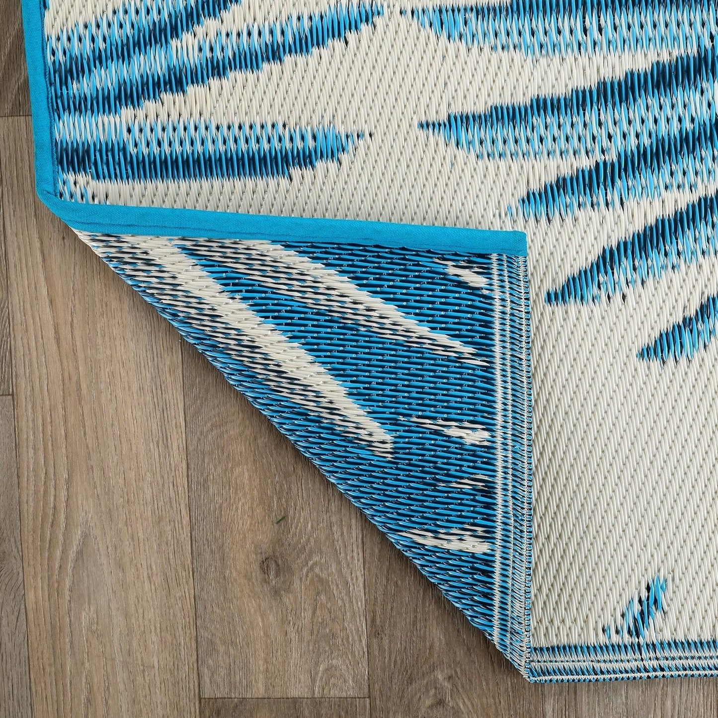 World Rug Gallery – Wendbare Outdoor-Teppiche aus recyceltem Kunststoff mit Blumenmuster und tropischem Muster