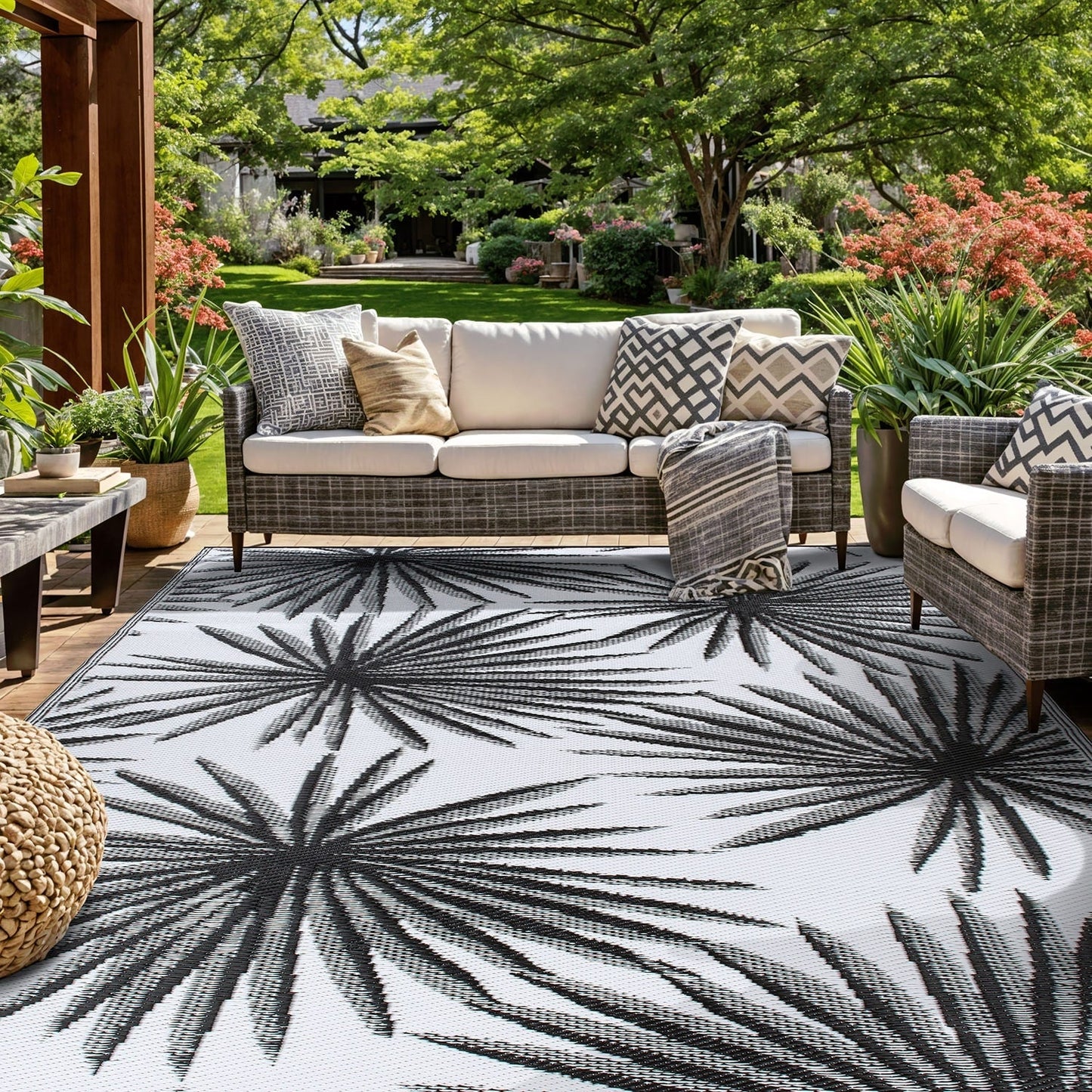 World Rug Gallery – Wendbare Outdoor-Teppiche aus recyceltem Kunststoff mit Blumenmuster und tropischem Muster