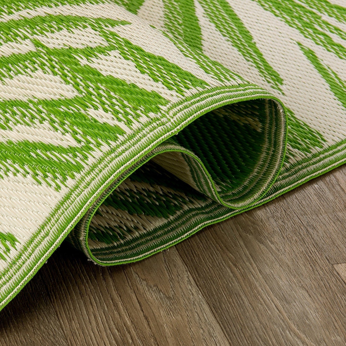 World Rug Gallery – Wendbare Outdoor-Teppiche aus recyceltem Kunststoff mit Blumenmuster und tropischem Muster