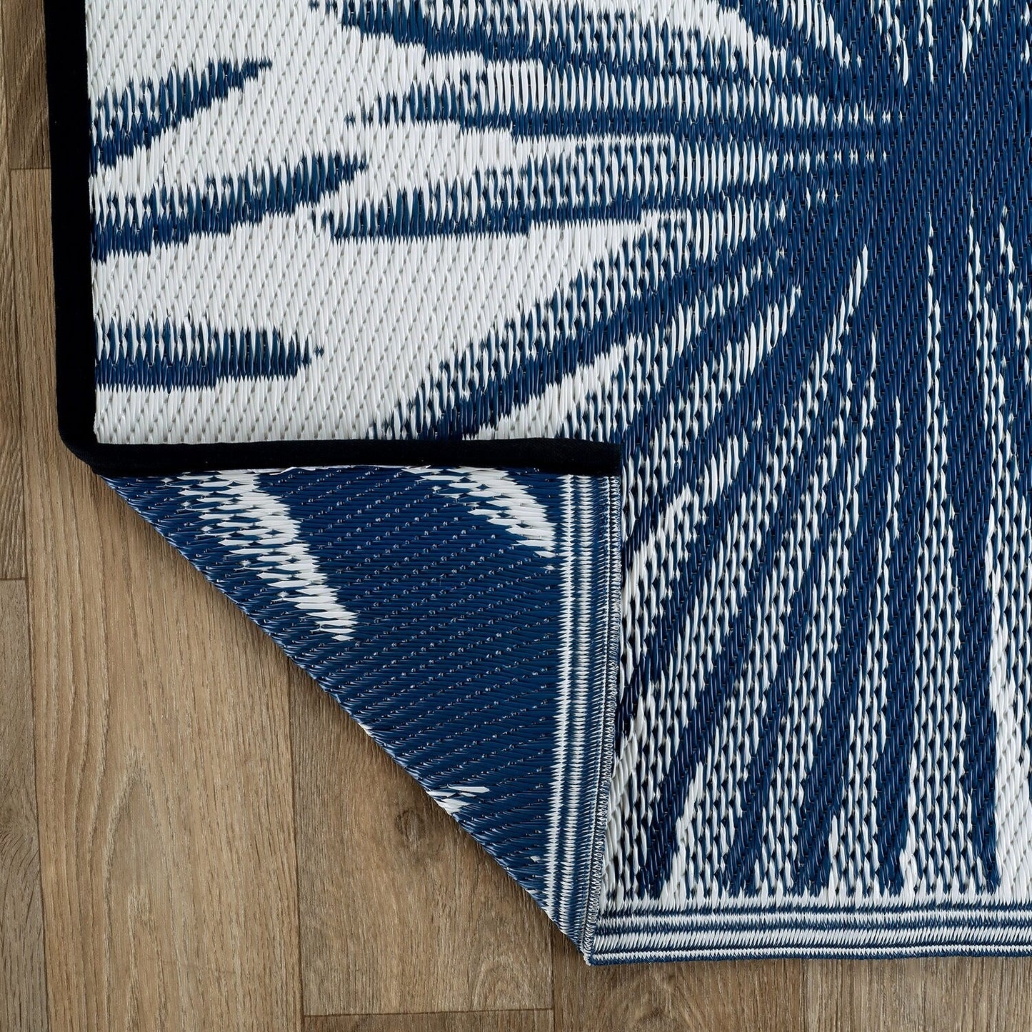 World Rug Gallery – Wendbare Outdoor-Teppiche aus recyceltem Kunststoff mit Blumenmuster und tropischem Muster