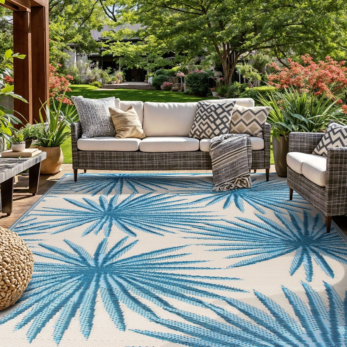 World Rug Gallery – Wendbare Outdoor-Teppiche aus recyceltem Kunststoff mit Blumenmuster und tropischem Muster