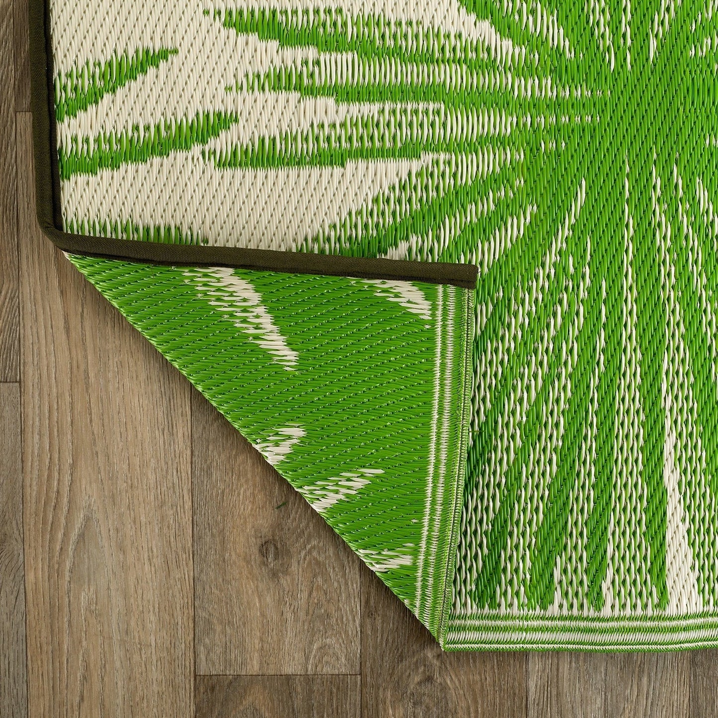 World Rug Gallery – Wendbare Outdoor-Teppiche aus recyceltem Kunststoff mit Blumenmuster und tropischem Muster