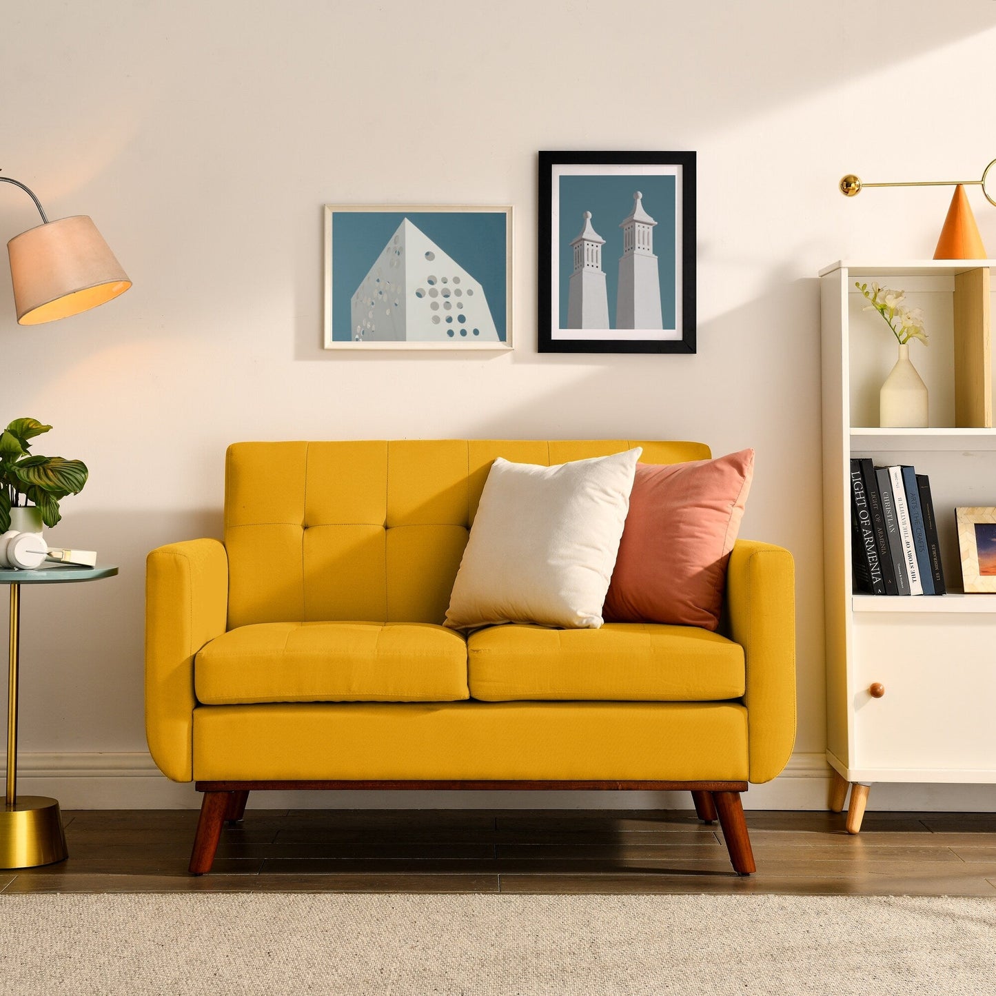Gelbes Mid Century Modern 53 Polstersofa mit Schaumstoffknöpfen und gepolsterten Beinen aus massivem Eisen für das Wohnzimmer