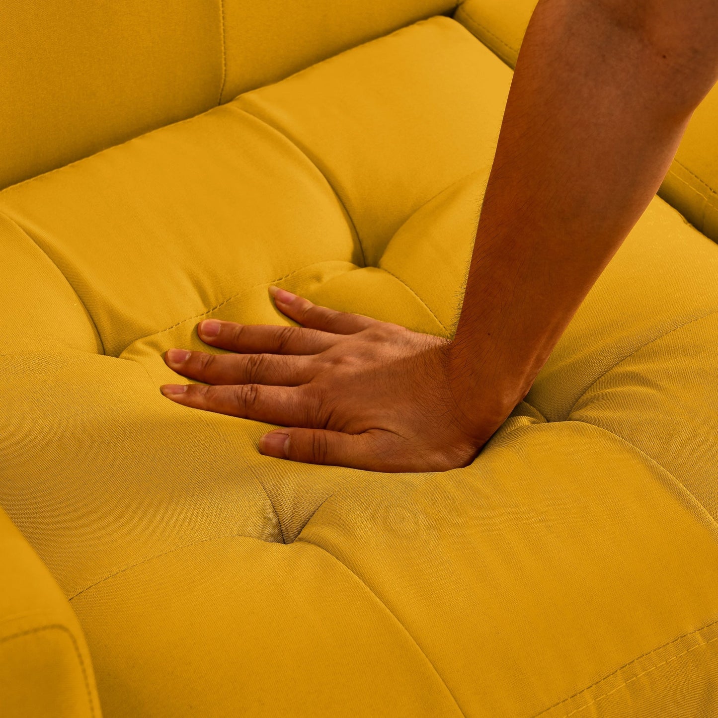 Gelbes Mid Century Modern 53 Polstersofa mit Schaumstoffknöpfen und gepolsterten Beinen aus massivem Eisen für das Wohnzimmer