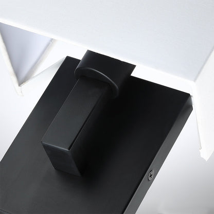 Wandleuchte mit weißem Stoffschirm