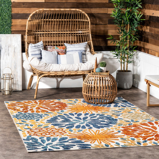 Nuloom Ronda Teppich für drinnen und draußen mit kräftigem Blumenmuster