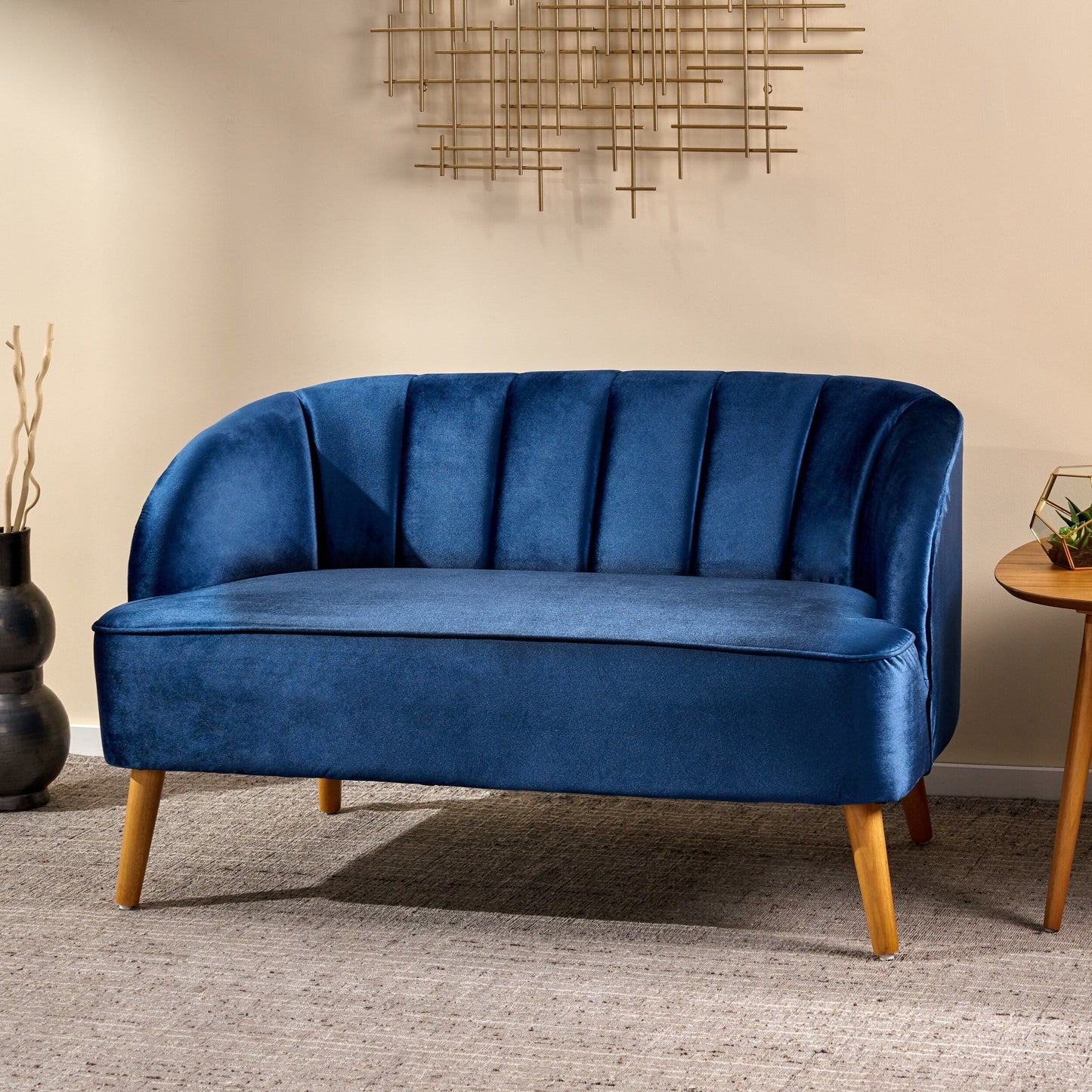 Marineblaues 50-Sofa aus Samt mit Birkenholzrahmen und abgewinkelten Birkenholzbeinen für das Wohnzimmer