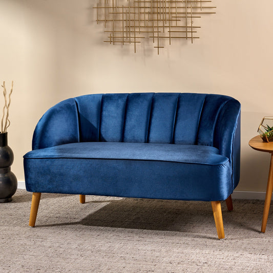 Marineblaues 50-Sofa aus Samt mit Birkenholzrahmen und abgewinkelten Birkenholzbeinen für das Wohnzimmer