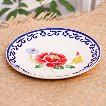 Novica Handgemachter Speiseteller aus Keramik mit Mohngarten in Blau