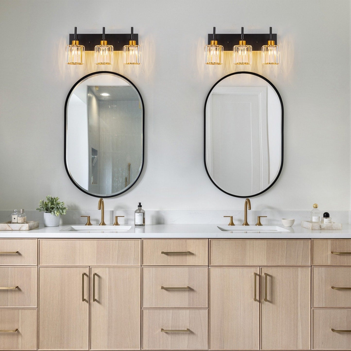 Moderne dimmbare Kristall-Badezimmer-Wandleuchten mit Waschtischleuchten und Kristallschirmen