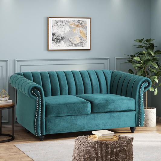 Tealfarbenes Chesterfield-Sofa mit Nagelköpfen und Beinen aus Birkenholz