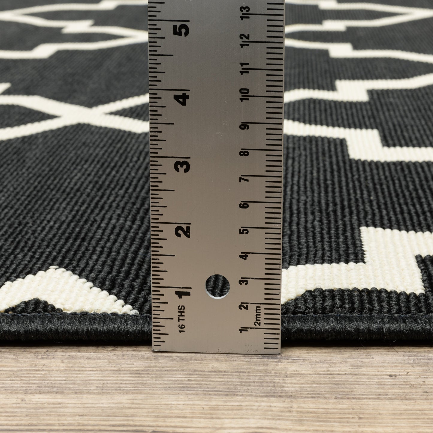 Vista Home Malta Lattice Schwarz/Off-White Teppich für drinnen und draußen.