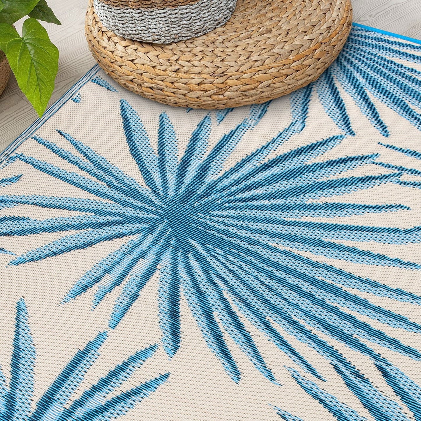 World Rug Gallery – Wendbare Outdoor-Teppiche aus recyceltem Kunststoff mit Blumenmuster und tropischem Muster