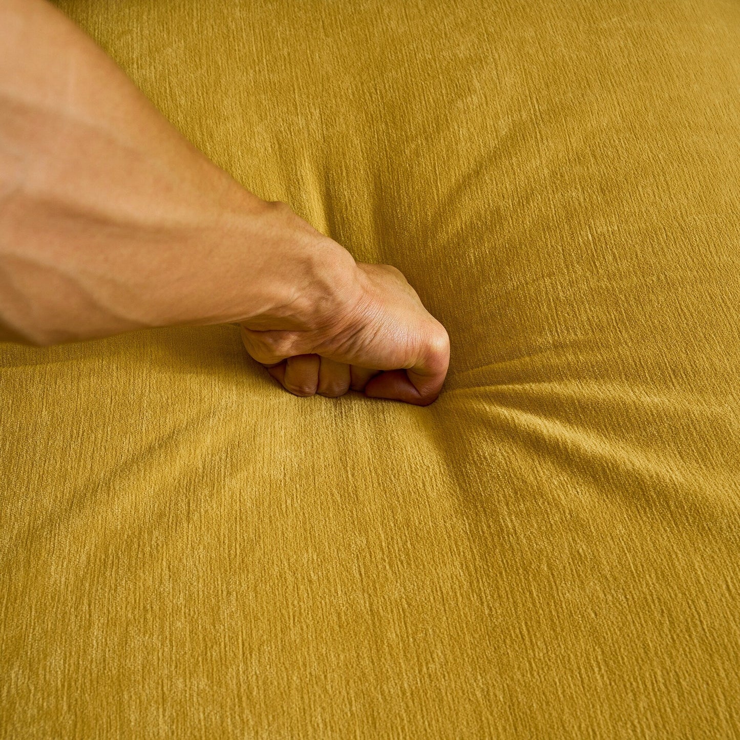 Gelbes 83-Sitzer-Sofa aus Samt in L-Form mit weichen Schaumstoffkissen, losen Rückenlehnen und Armlehnen sowie Metallbeinen